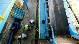 Ilustrasi--Pekerja menyiapkan mesin giling tebu di Pabrik Gula PT Industri Gula Glenmore, Banyuwangi, Sabtu. (KOMPAS/ANGGER PUTRANTO)