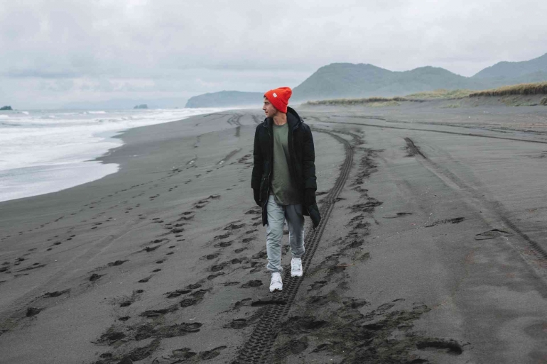  Seseorang yang sedang berjalan di pantai. (Sumber Gambar: pexels.com/ROMAN ODINTSOV)