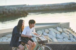 Takagi mengendari sepeda dengan Nishikata (natalie.mu)