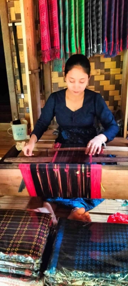 Membuat kain tenun di Desa Baduy Luar, sumber: doc.pribadi