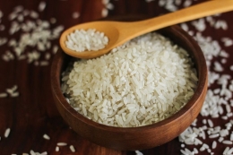 Ilustrasi beras dalam mangkuk kayu. (SHUTTERSTOCK/ERLY DAMAYANTI)