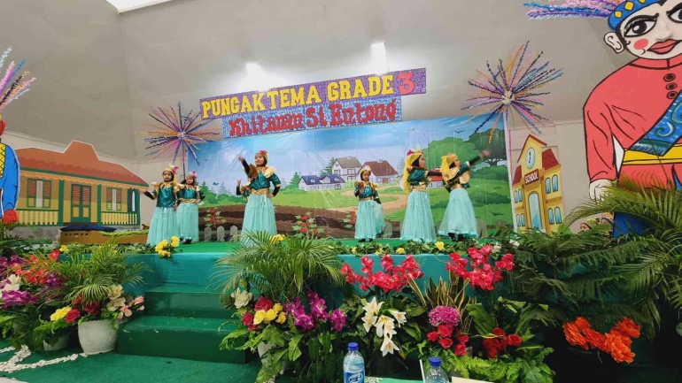 Image Source: Doc. School Public Relations (Students of Al Azhar Islamic Elementary School 9 Kemang Pratama, at the peak of the theme) 