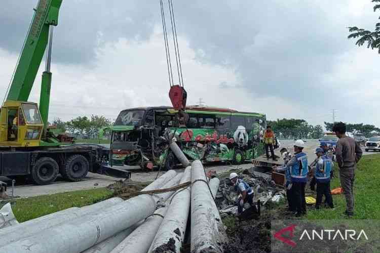 Kecelakaan di tol Ngawi-Solo (Sumber: Surabaya-Kompas.com)