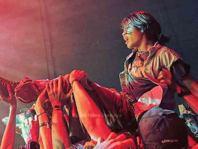 Aksi crowd surfing dari salah satu penonton. Sabtu (18/11/23). Foto: Hana Ivanaya