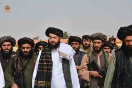Menhan sementara Afghanistan Mawlawi Mohammad Yaqoob Mujahid (tengah) dalam kunjungan ke perbatasan barat Afghanistan. | Sumber: alemarahenglish.af