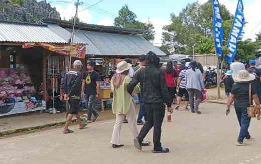 Wisatawan di Buntu Burake Taba Toraja. Dok Pri