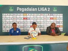 Pelatih Persipura, Ricardo Salampessy (tengah) dalam Pre-match Press Conference, Sabtu (6/1/2024) | foto Persipura
