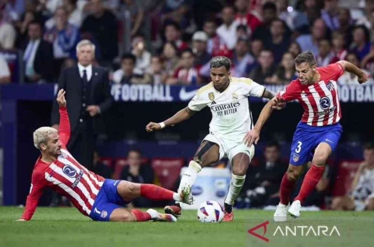 Pemain Real Madrid Rodrygo Goes dihadang dua pemain Atletico Madrid. (ANTARA FOTO/Panoramic via/Alvaro Medranda/rwa)