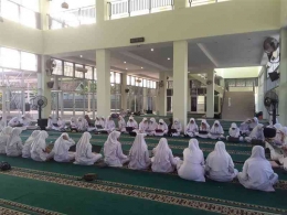 Image Source: School Doc. (Students of Al Azhar Islamic Middle School 8 Kemang Pratama, activities at the Al Azhar Kemang Pratama Campus Mosque)