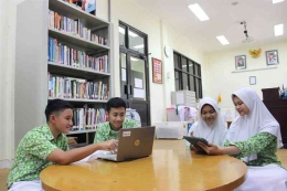 Image Source: School Documents (Students of Al Azhar Islamic Middle School 8 Kemang Pratama, Discussion activities in the Library)