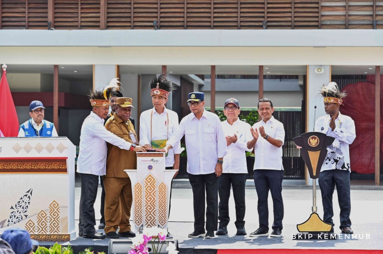 Kemenhub. Presiden Meresmikan Bandar Udara di Papua.
