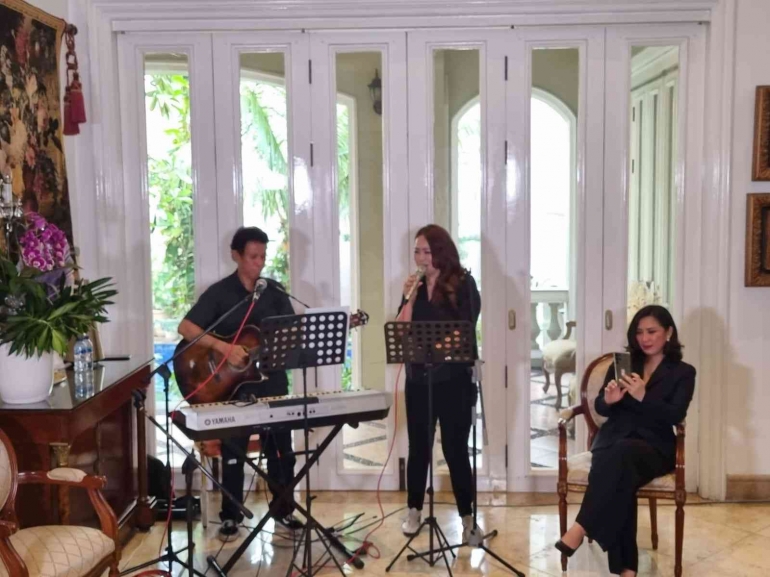 (Dari kiri ke kanan) Jhony Sahilatua, Shinta Caroline Mait, dan Lusyani Suwandi di Jalan Prapanca, Jakarta Selatan, Jumat 5 Januari 2024.