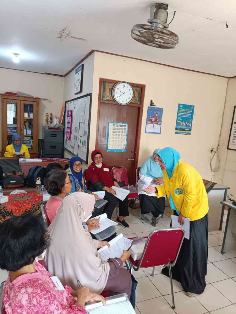 Pelatihan Skrining Kesehatan Lansia pada Kader Posbindu (Sumber: Tim PPM FIK UI)