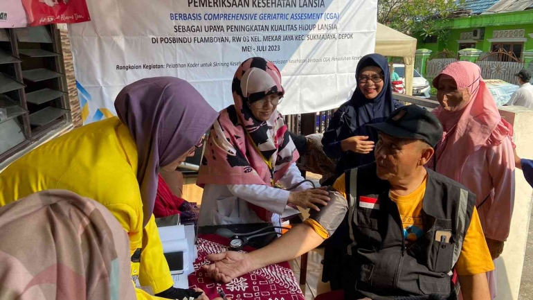 Pemeriksaan Kesehatan Lansia (Sumber: Tim PPM FIK UI)