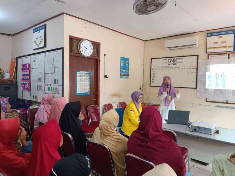 Penyuluhan Kesehatan Lansia (Sumber: Tim PPM FIK UI)