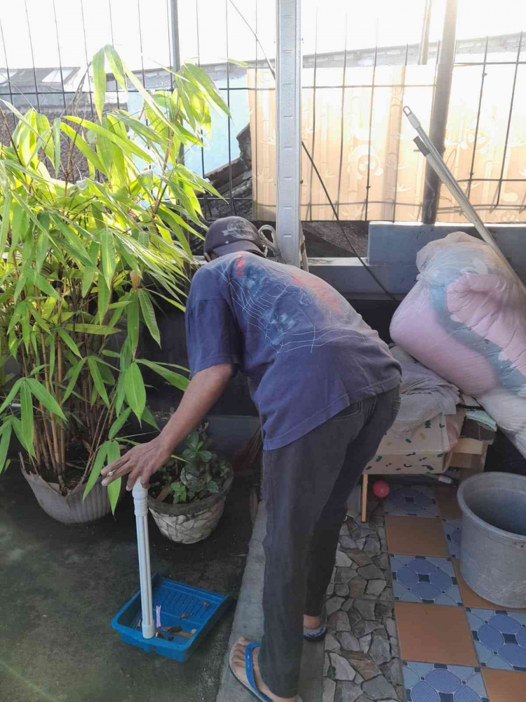 Iyong Sedang bekerja dari rumah kerumah (Dokumen Pribadi)