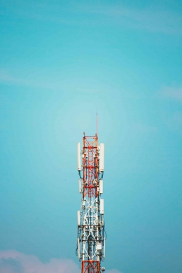 sumber:https://unsplash.com/photos/a-tall-tower-with-lots-of-antennas-on-top-of-it-8j6ifqPS67