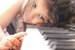 Ilustrasi anak yang harus les piano sumber gambar superprof