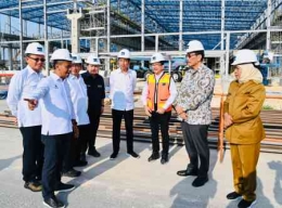 Presiden Joko Widodo meninjau pabrik smelter PT Freeport Indonesia, di Gresik, Jawa Timur (23/06/2023) (Sumber foto: indonesia.go.id)