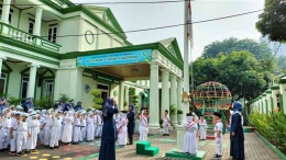 Sumber Gambar : Dok. Humas Sekolah (Murid-murid KB-TK Islam Al Azhar 8 Jakapermai, melaksanakan upacara)