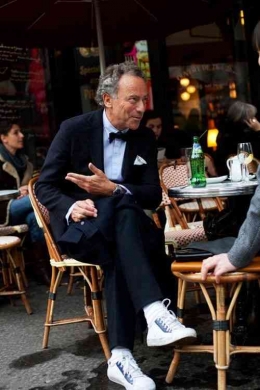 Penampilan seorang laki - laki yang berumur mengenakan sepatu sneakers (Dok : TheSartorialist -  Pinterest)