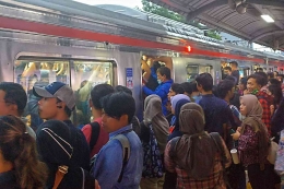 Situasi kepadatan di Stasiun Sudirman (foto: widikurniawan)