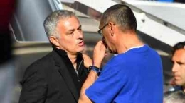 Ilustrasi ketika Mourinho dan Sarri beradu argumen. (REUTERS/Dylan Martinez) via cnnindonesia