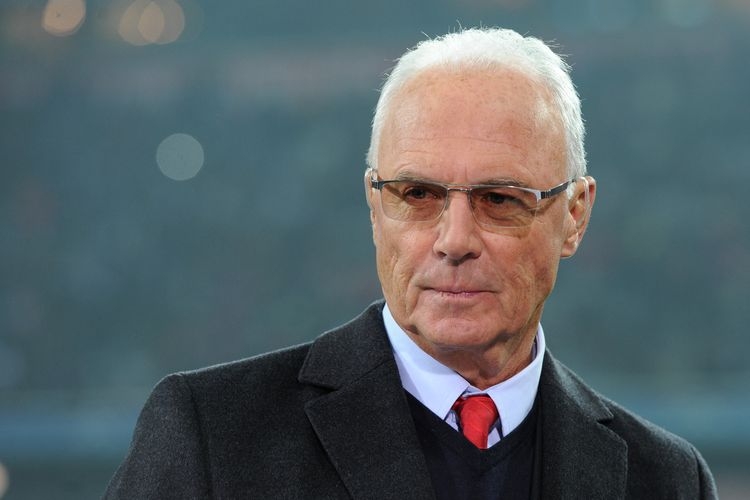 Legenda sepak bola Jerman Franz Beckenbauer meninggal pada usia 78 tahun di hari Senin (8/1/2024). Foto: AFP/CHRISTOF STACHE via KOMPAS.com
