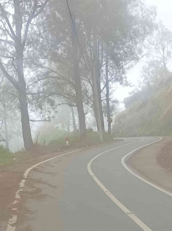 Pukul 13.30, kabut mulai turun, membuat suasana jalan gelap tertutup kabut (dokpri)