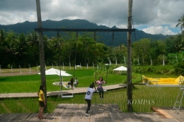 Pengunjung berfoto saat menikmati fasilitas yang disediakan pengelola wisata di Svargabumi, Desa Borobudur, Kecamatan Borobudur, Kabupaten Magelang, Jawa Tengah, Sabtu (13/11/2021). (KOMPAS/P RADITYA MAHENDRA YASA)