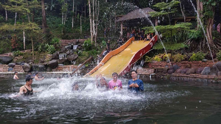 Mencoba mindfulness di salah satu kolam air alami kaki Gunung Ciremai