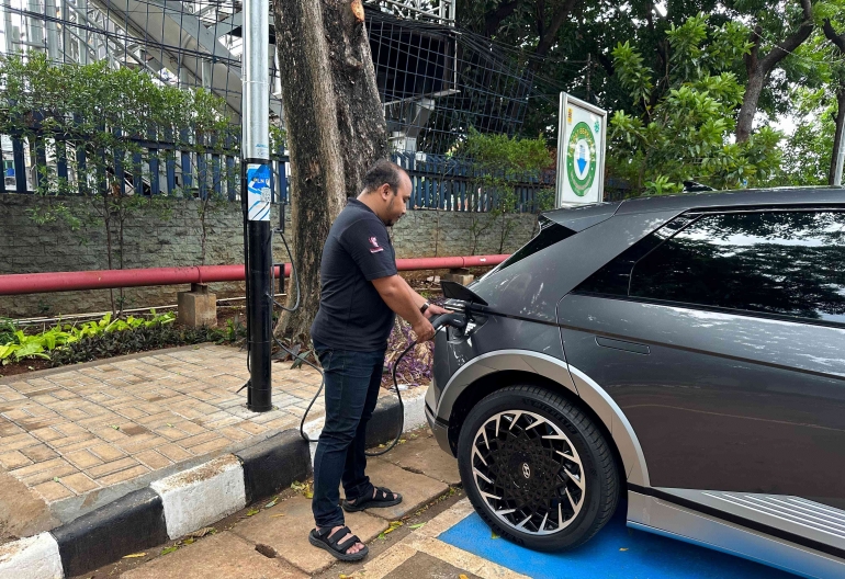 Salah satu tiang listrik untuk pengisian daya kendaraan listrik di Jakarta (Sumber: pln.co.id)