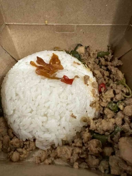 Gambar 3: Dinner Box Thai Basil Chicken (Foto by Penulis)