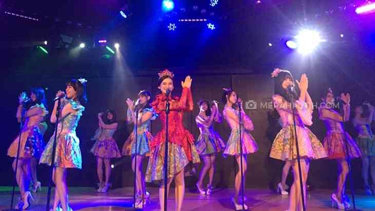 gambar 1.2 (Performance JKT48 dengan mengenakan busana percampuran budaya Indonesia dan Jepang ) Sumber : Merah Putih, 2017