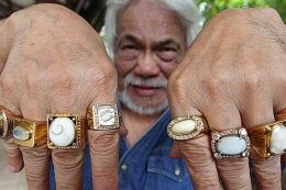 Seniman Remy Sylado menunjukkan koleksi cincin akik miliknya, beberapa waktu lalu. Warna batu yang dikenakan biasanya disesuaikan dengan warna busana yang dipakai. (Foto: KOMPAS/RIZA FATHONI)