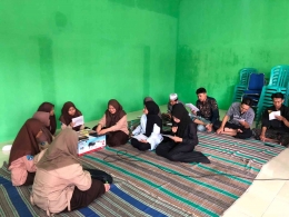 Kelompok 34 KKN UNEJ Mengikuti Kegiatan Rutinan Khataman Al-Quran yang Diadakan di Balai Desa Kalibagor, Kec. Situbondo (Dokumentasi Kelompok KKN 34)
