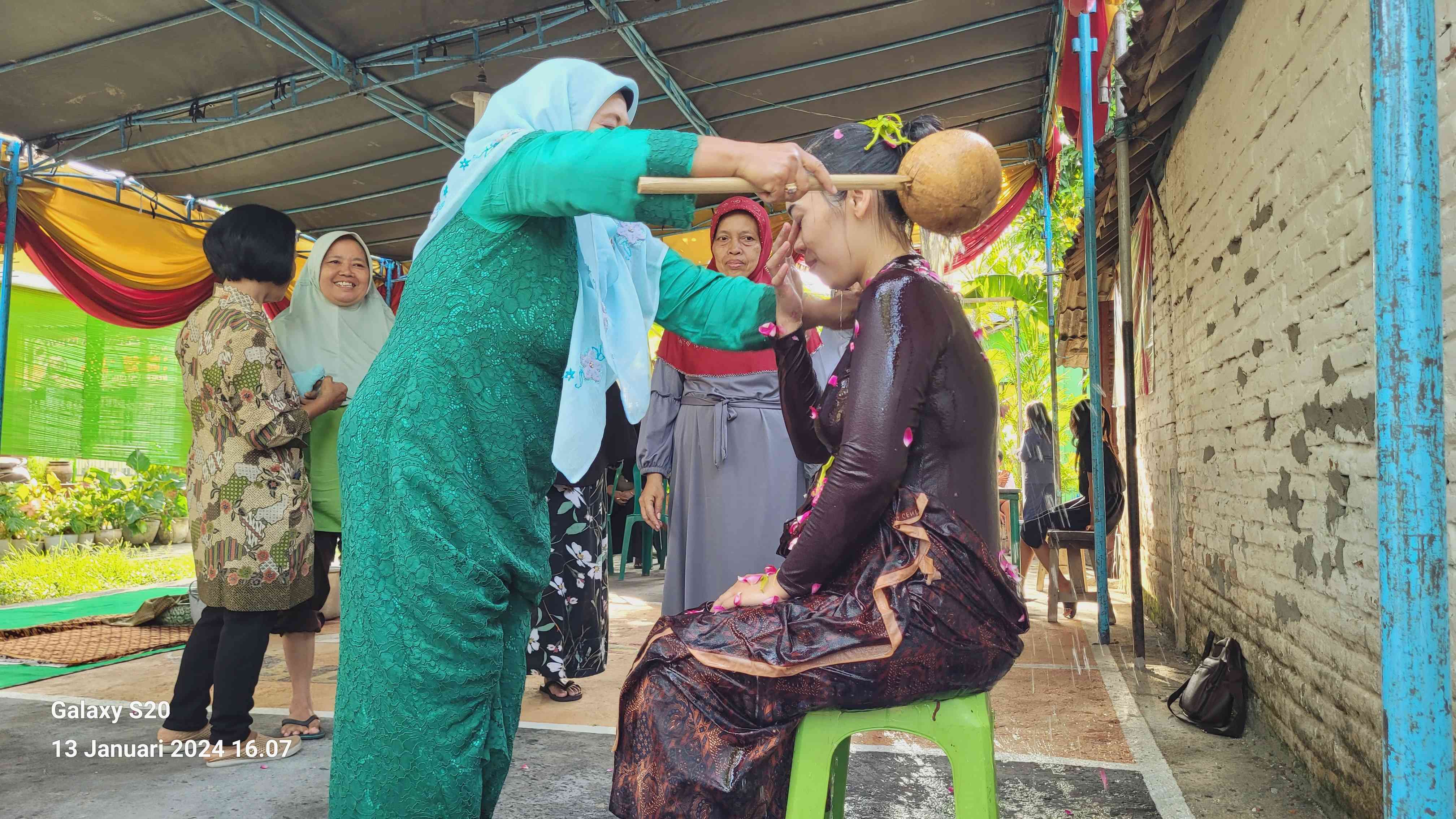 Foto Artikel : Mengenal Tingkeban, Tradisi Jawa Doakan Ibu Hamil Jelang ...