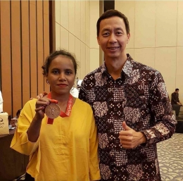 Lisa berfoto bersama legenda renang Indonesia, Richard Sam Bera usai merebut medali perunggu di Olimpiade Beijing 2008. Sumber foto: Richard 