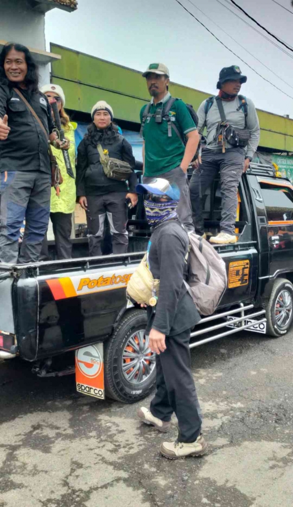 Pickup shuttle grup A menuju titik kumpul di Masjid Bank Syariah Indonesia (BSI)( Foto : Nofila Andrianto)