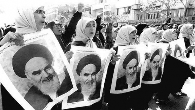 Iranian women holding portraits of Khomeini / Khamenei.ir