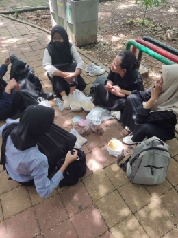 Suasana di taman saat sedang makan jajanan dan mengobrol pada siang hari || Dokumen pribadi: Rahma Augustine