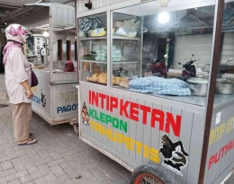 Penjual intip ketan di Pasar Pagotan (dokpri)