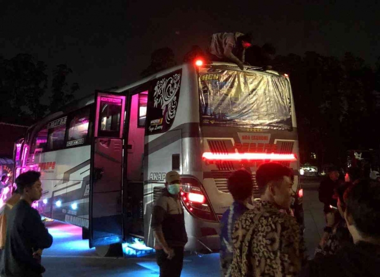 Bus pebepe membenarkan posisi banner by Achmad Revandi.