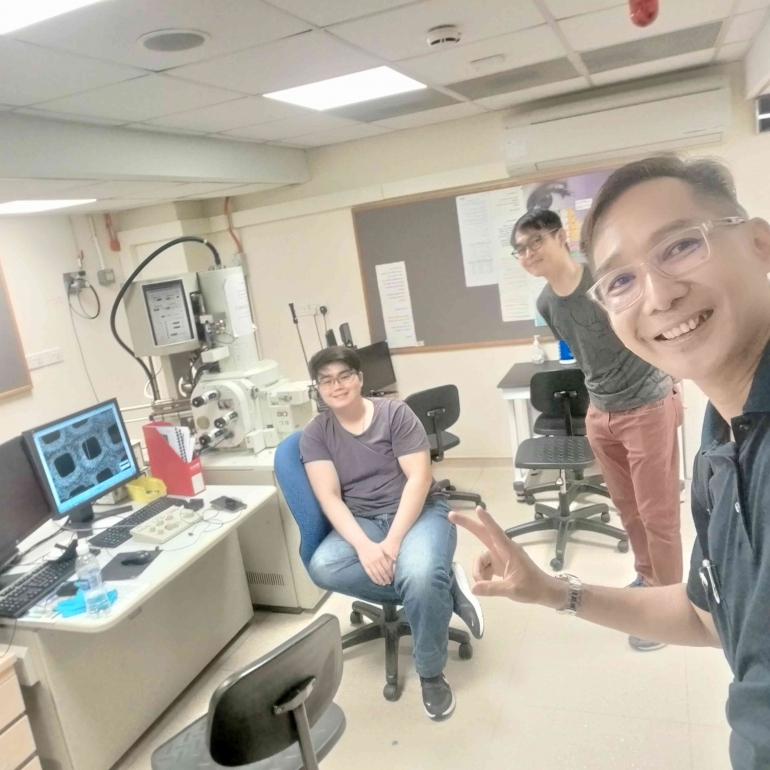(Self-service data) With 2 Singaporean young scientists in Scanning Electron Microscope (SEM).