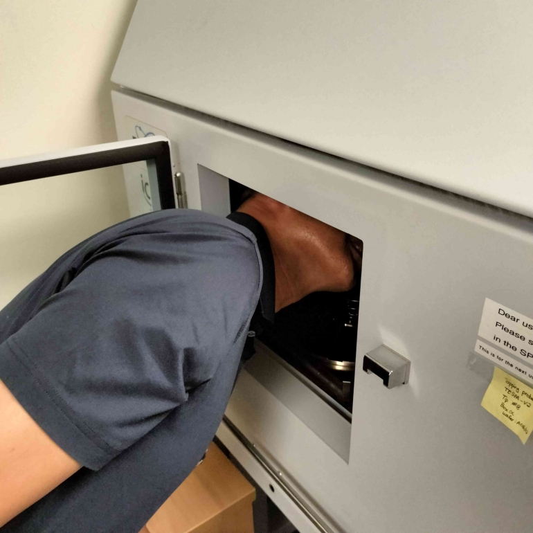 (Self-file) Checking the sound vacuum inside the special chamber of Atomic Force Microscope (AFM).