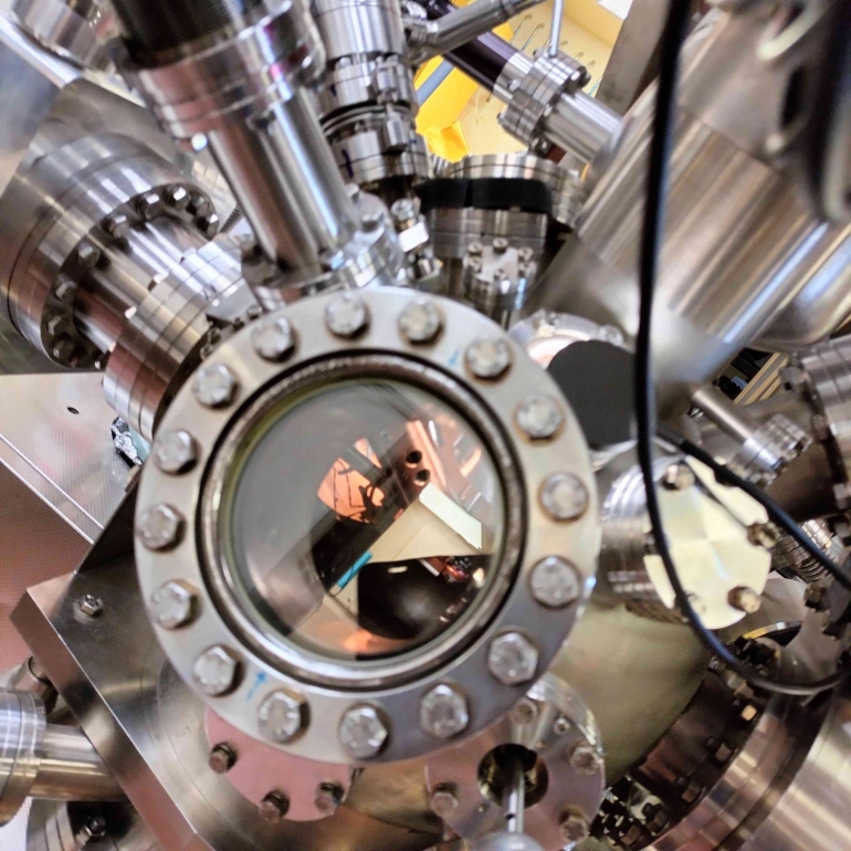 (Self-photo) Seeing the dancing and formation of atomic structures : a deep view.