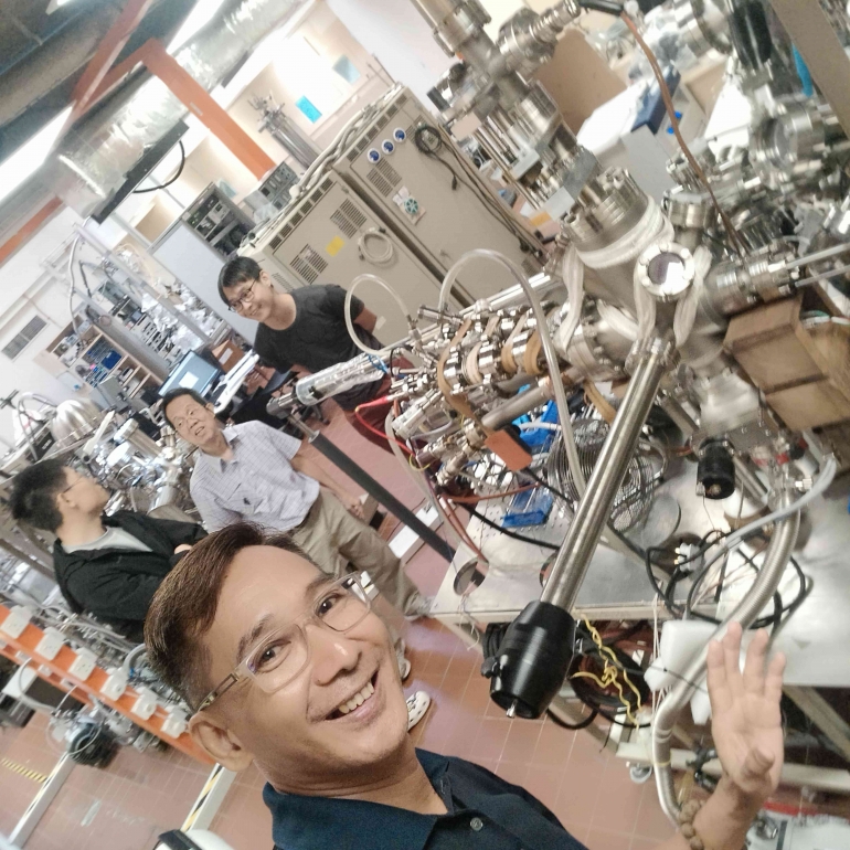(Self-picture) Attractive high quality research equipment in physics department, NUS.