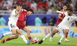 Pemain Indonesia di jepit pemain Irak dalam laga perdana Piala Asia 2023, grup D  sumber gambar viva