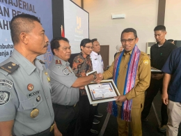 Penyerahan Penghargaan dari PJ. Walikota Baubau/dok. pri