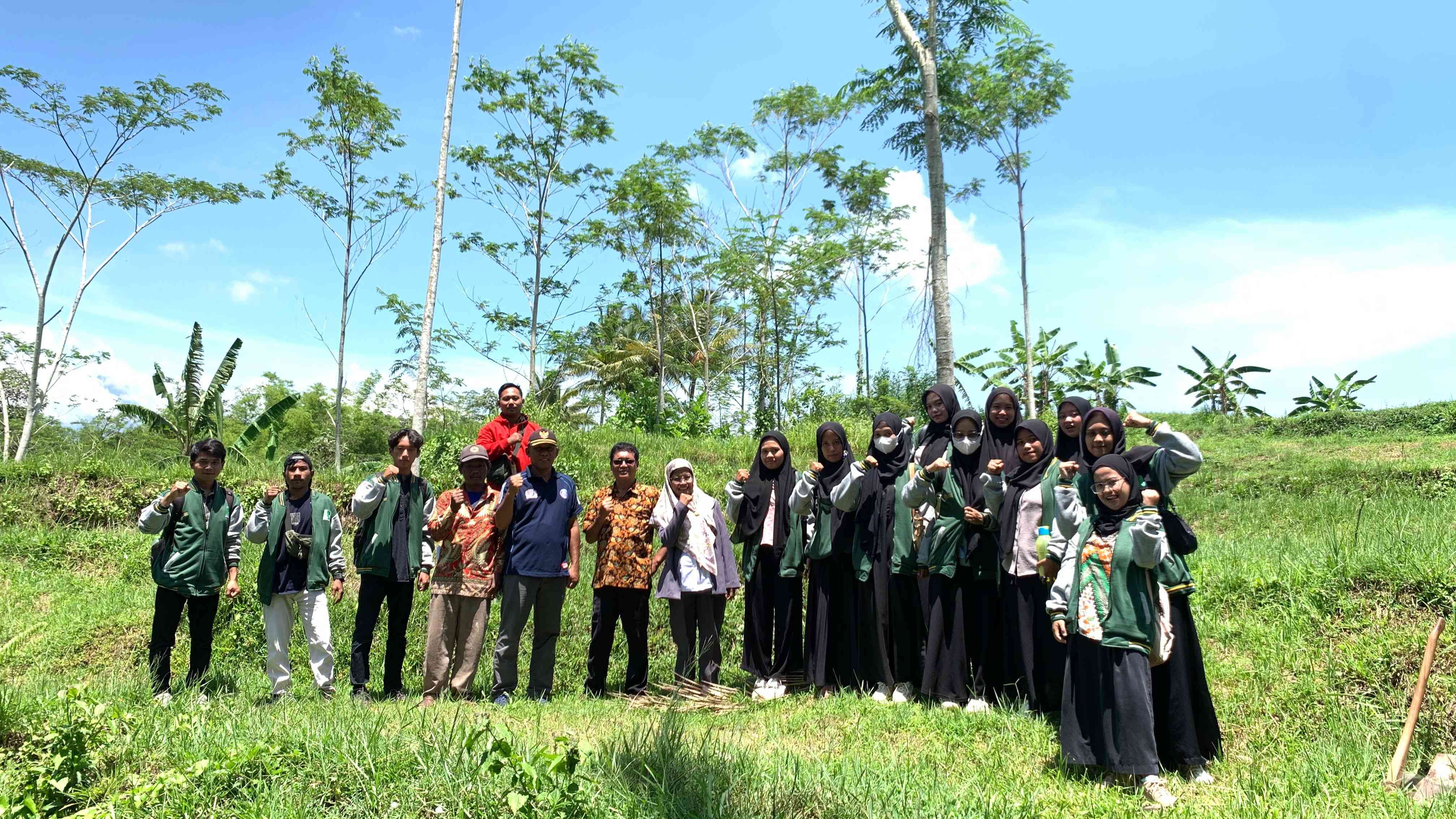 Pohon Untuk Masa Depan, Program Penghijauan Oleh Mahasiswa KKN-T Unira ...